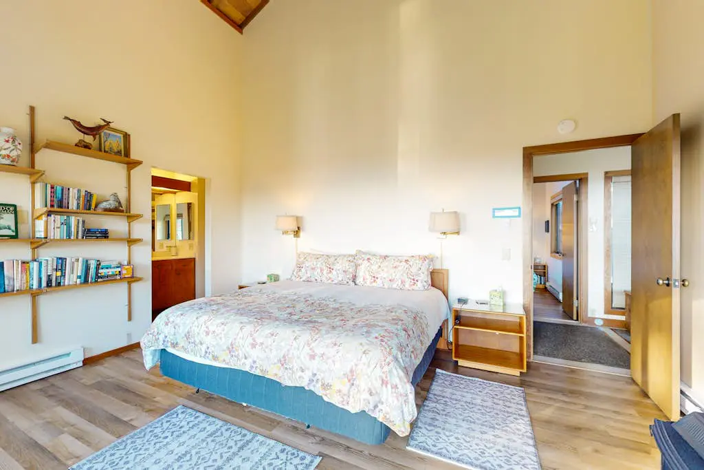 Vista Grande - Obie Bowman-designed home with private hot tub near Black Point