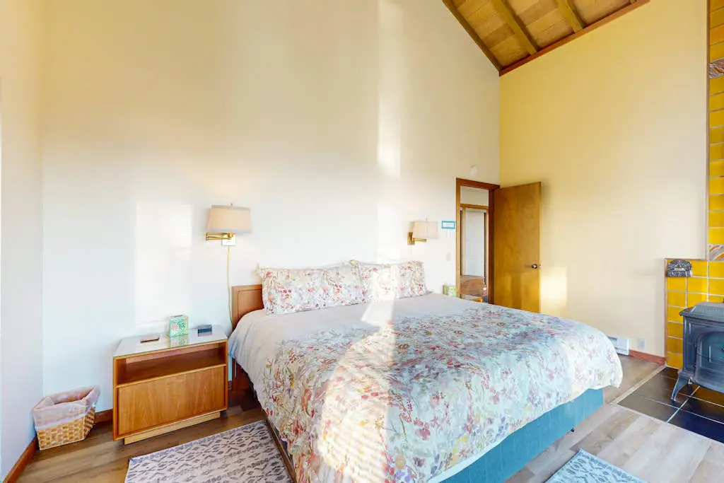Vista Grande - Obie Bowman-designed home with private hot tub near Black Point