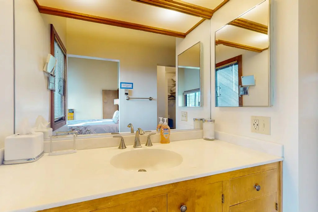 Vista Grande - Obie Bowman-designed home with private hot tub near Black Point