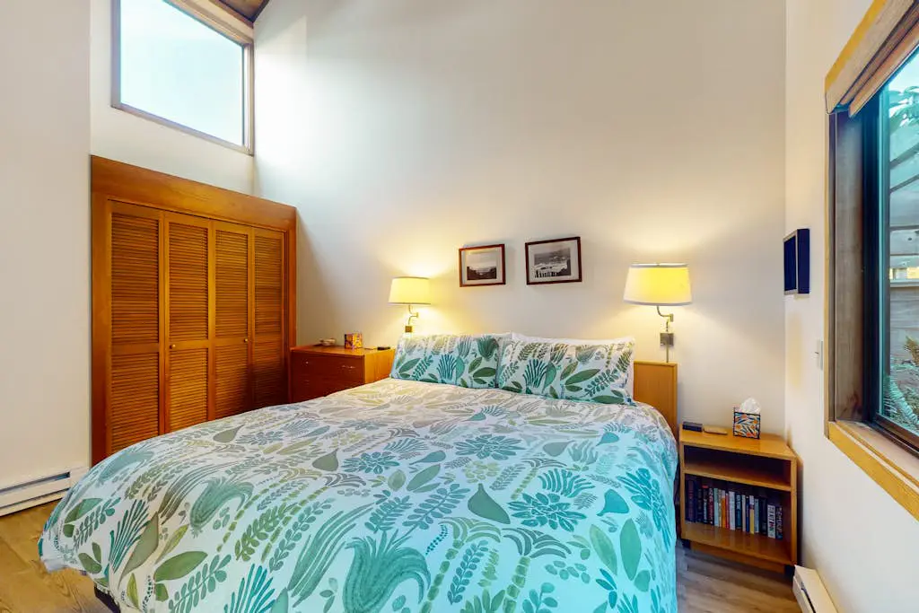 Vista Grande - Obie Bowman-designed home with private hot tub near Black Point