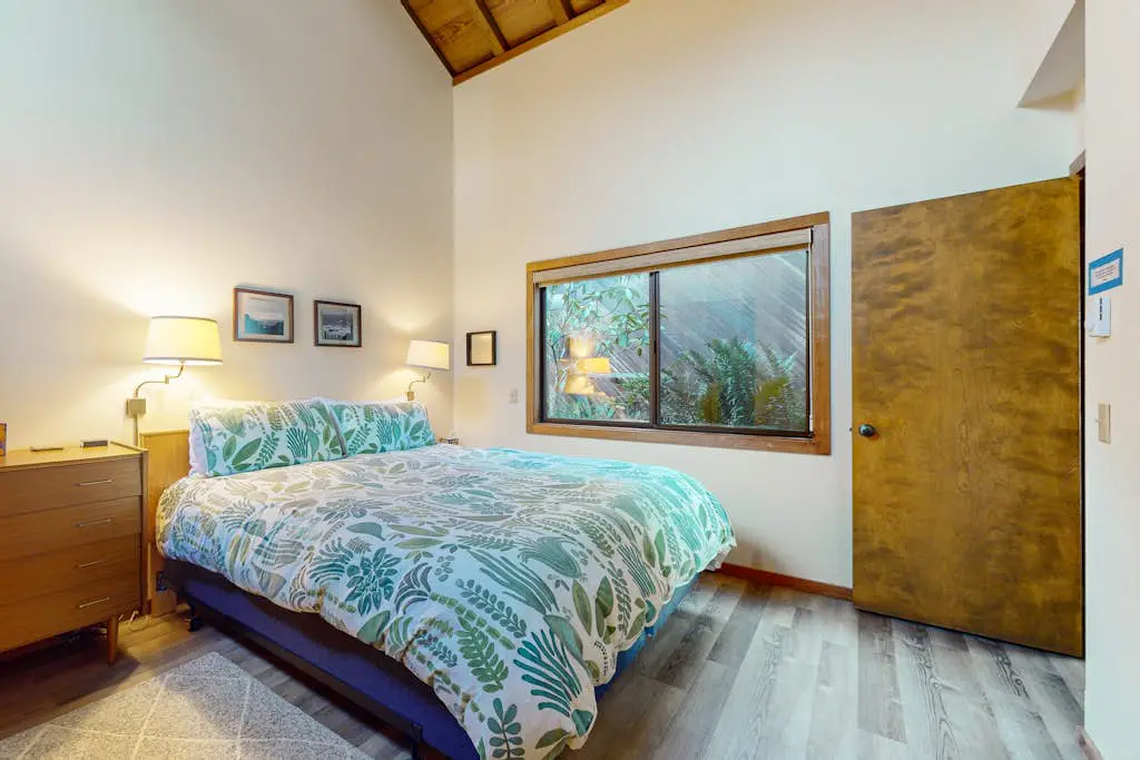 Vista Grande - Obie Bowman-designed home with private hot tub near Black Point