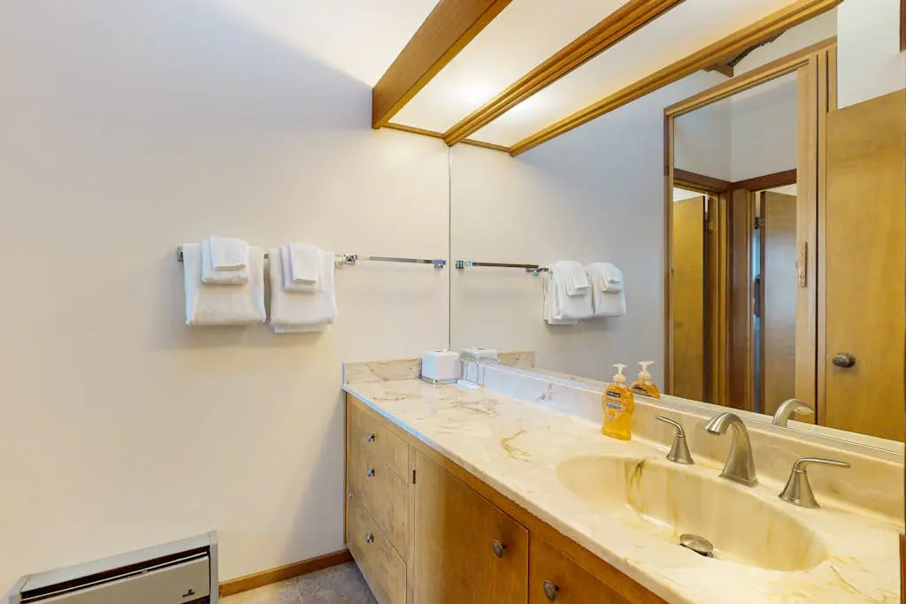 Vista Grande - Obie Bowman-designed home with private hot tub near Black Point