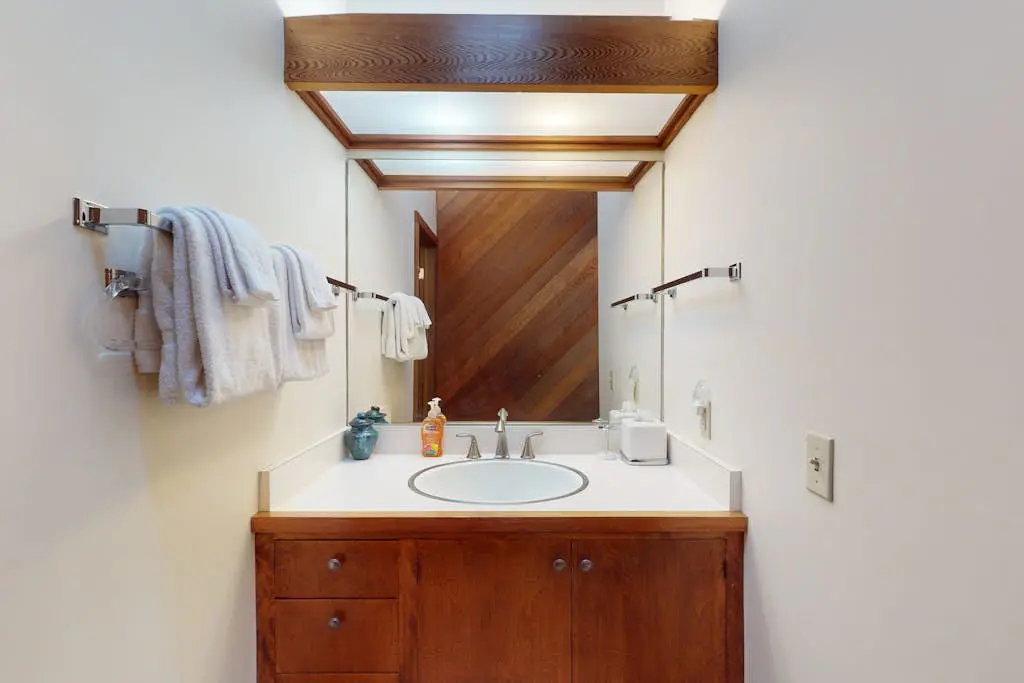 Vista Grande - Obie Bowman-designed home with private hot tub near Black Point