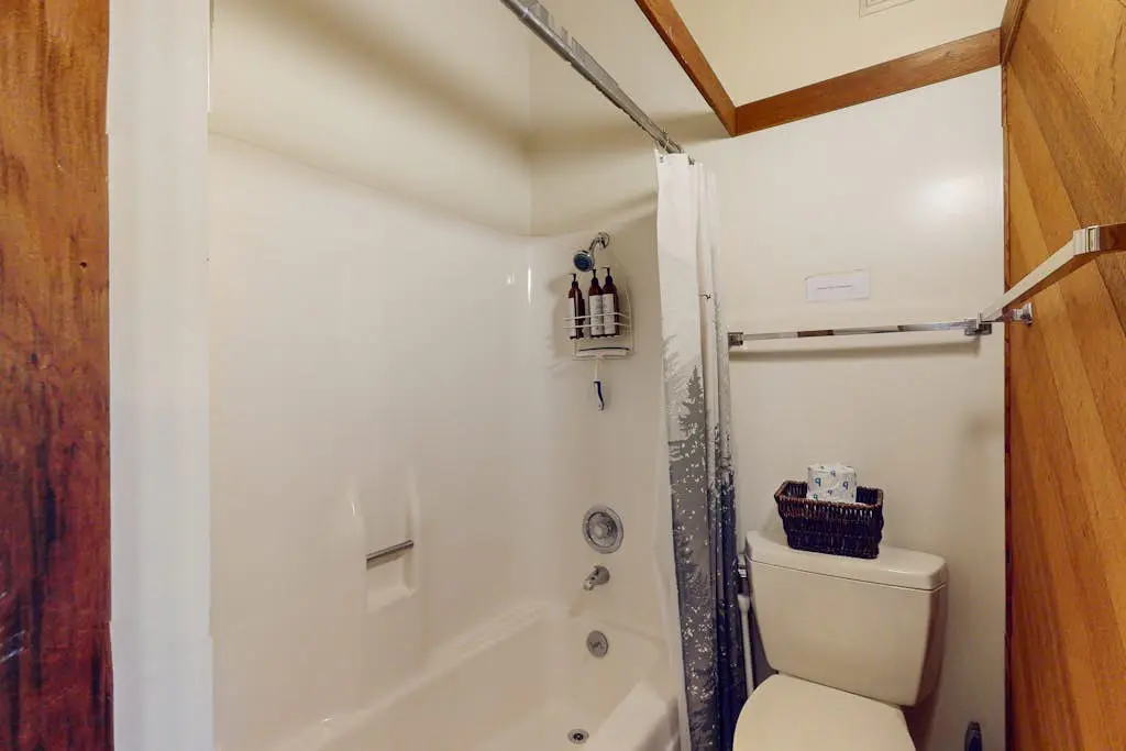Vista Grande - Obie Bowman-designed home with private hot tub near Black Point