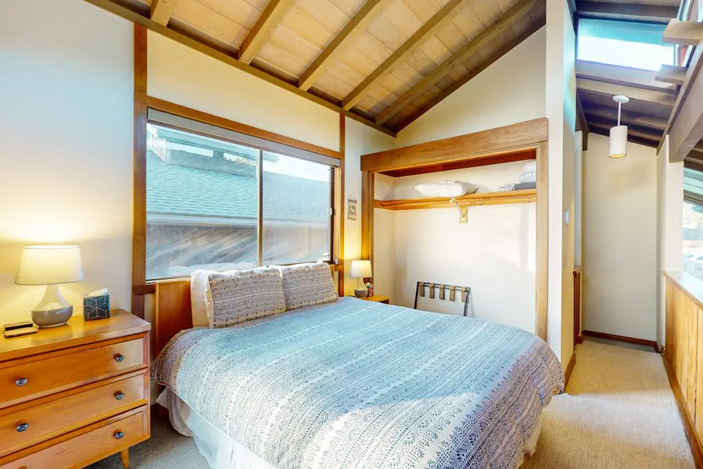Vista Grande - Obie Bowman-designed home with private hot tub near Black Point