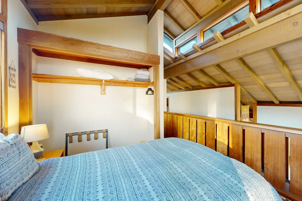 Vista Grande - Obie Bowman-designed home with private hot tub near Black Point