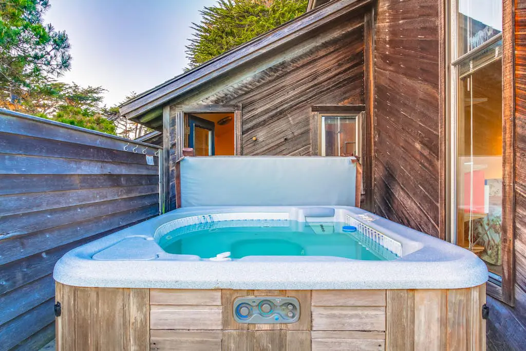 Vista Grande - Obie Bowman-designed home with private hot tub near Black Point