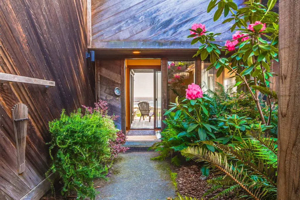 Vista Grande - Obie Bowman-designed home with private hot tub near Black Point