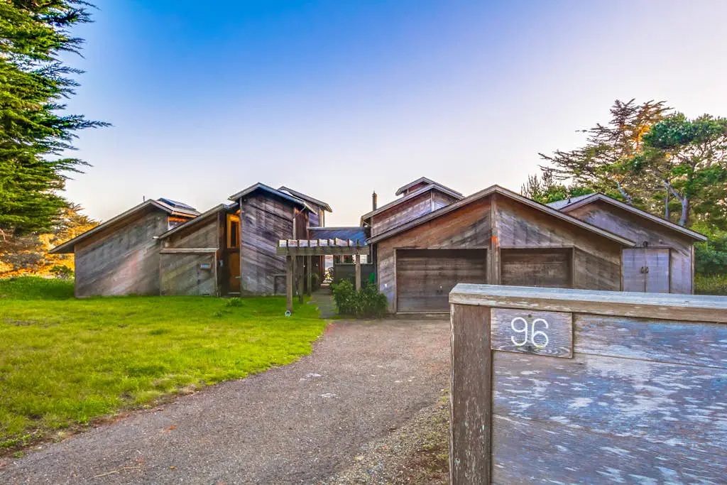 Vista Grande - Obie Bowman-designed home with private hot tub near Black Point