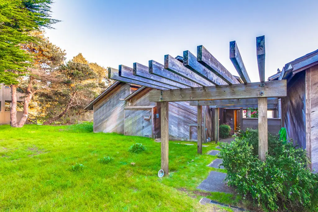 Vista Grande - Obie Bowman-designed home with private hot tub near Black Point