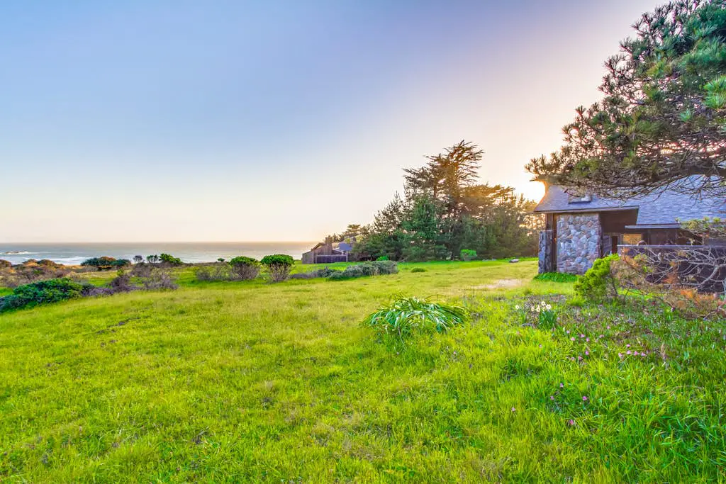 Vista Grande - Obie Bowman-designed home with private hot tub near Black Point
