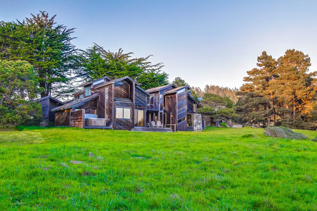 Vista Grande - Obie Bowman-designed home with private hot tub near Black Point