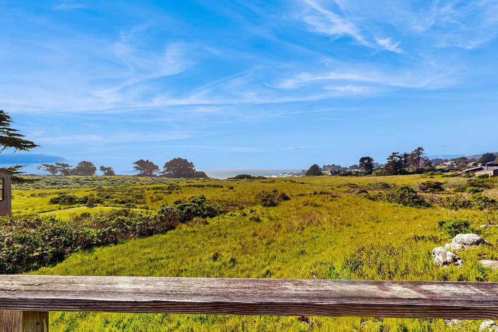 Thayer House - Blufftop home with ocean views, dogs welcome
