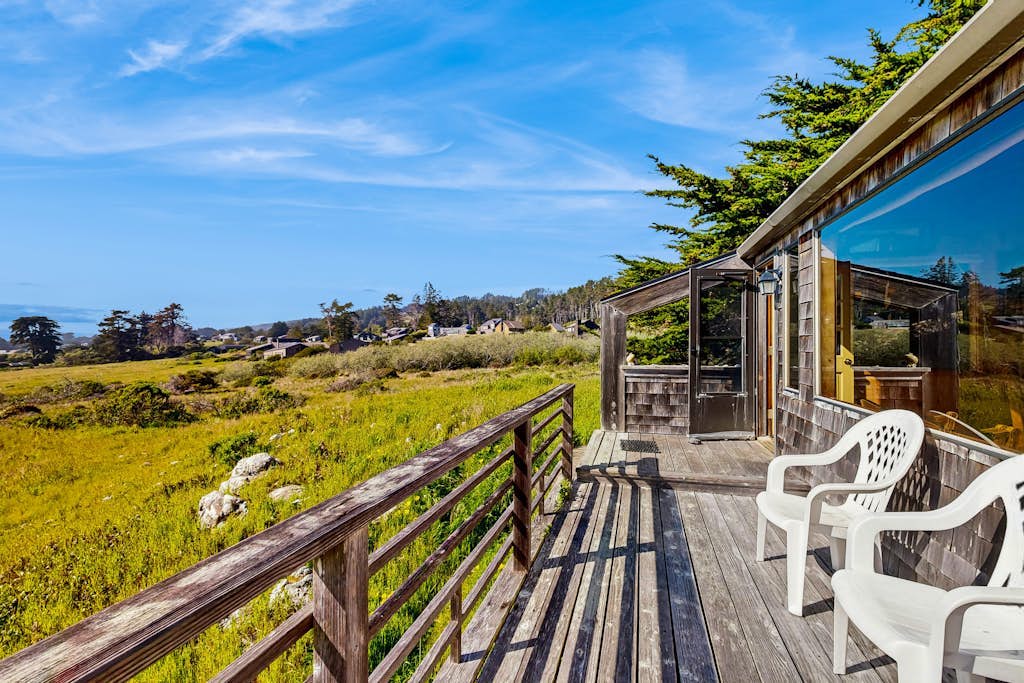 Thayer House - Blufftop home with ocean views, dogs welcome