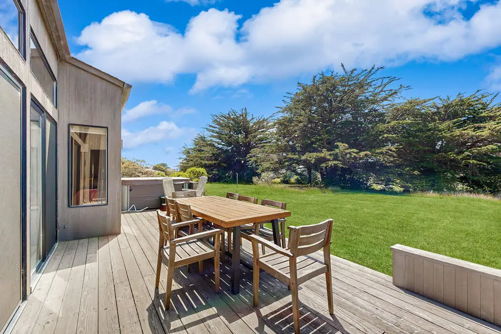 Meadow home with private hot tub on the golf course, dogs welcome