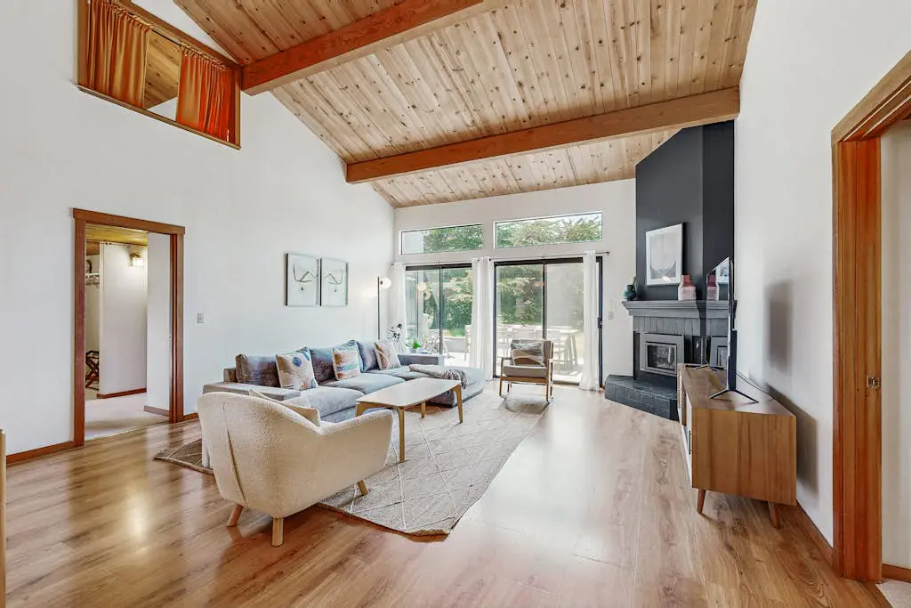 Meadow home with private hot tub on the golf course, dogs welcome