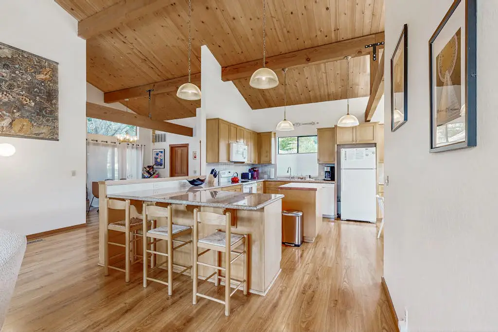 Meadow home with private hot tub on the golf course, dogs welcome