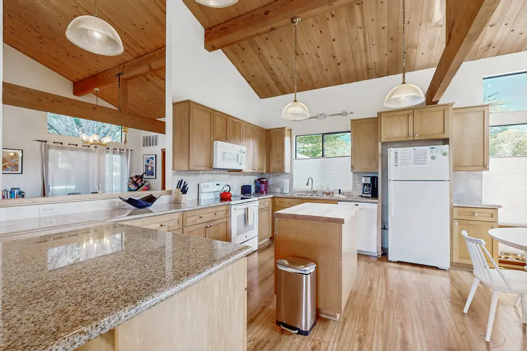 Meadow home with private hot tub on the golf course, dogs welcome