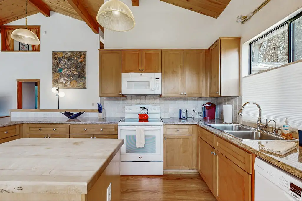 Meadow home with private hot tub on the golf course, dogs welcome