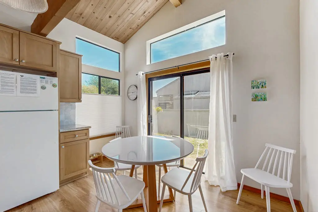 Meadow home with private hot tub on the golf course, dogs welcome