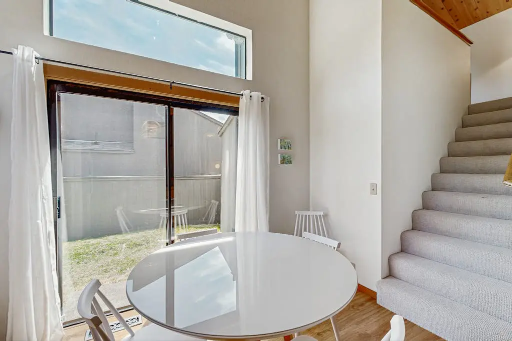 Meadow home with private hot tub on the golf course, dogs welcome