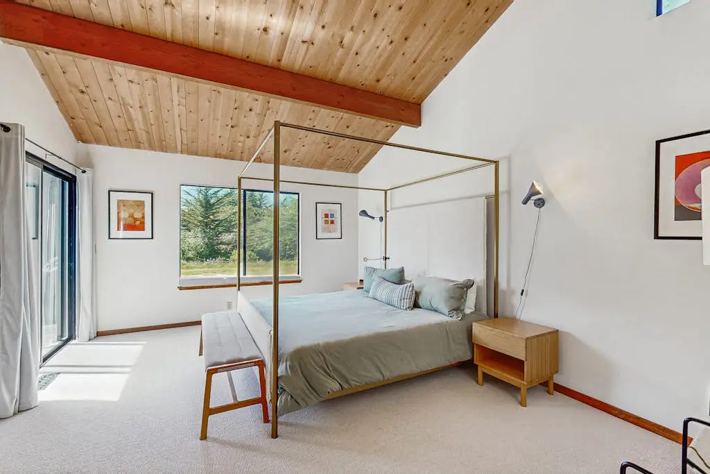 Meadow home with private hot tub on the golf course, dogs welcome