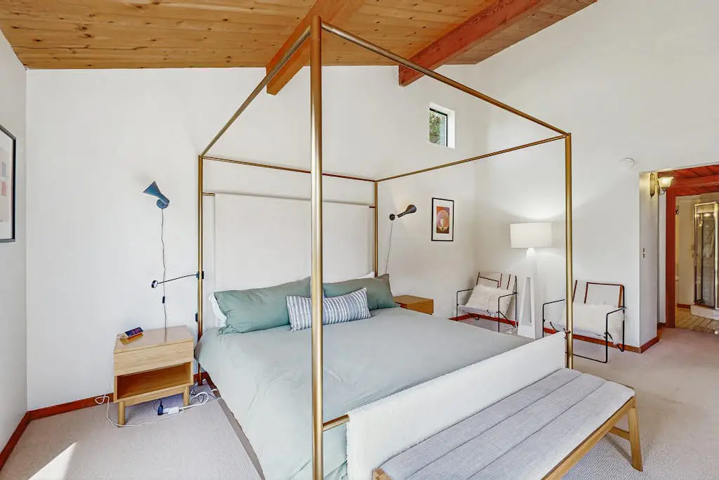 Meadow home with private hot tub on the golf course, dogs welcome