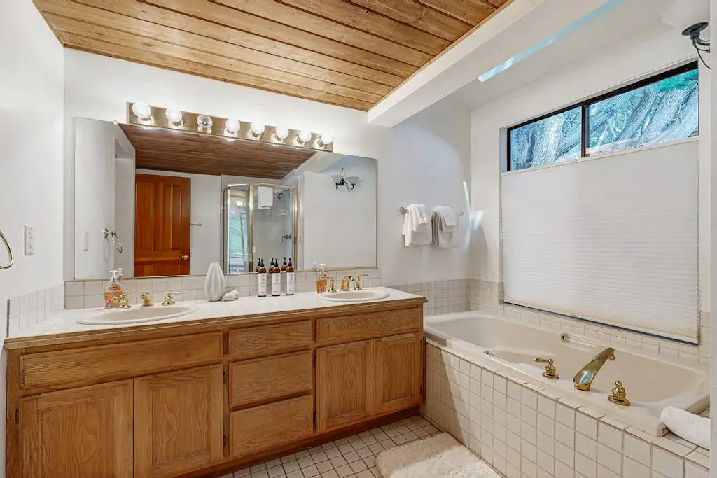 Meadow home with private hot tub on the golf course, dogs welcome