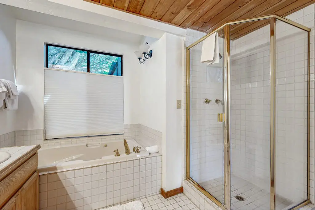 Meadow home with private hot tub on the golf course, dogs welcome