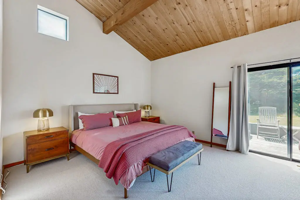 Meadow home with private hot tub on the golf course, dogs welcome