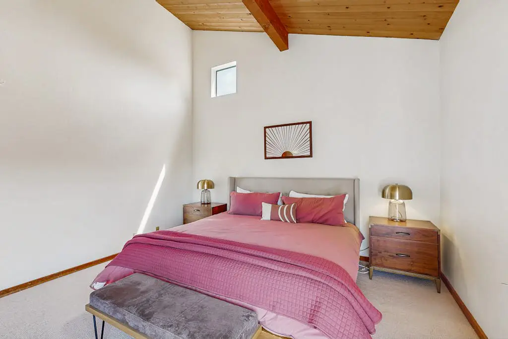 Meadow home with private hot tub on the golf course, dogs welcome