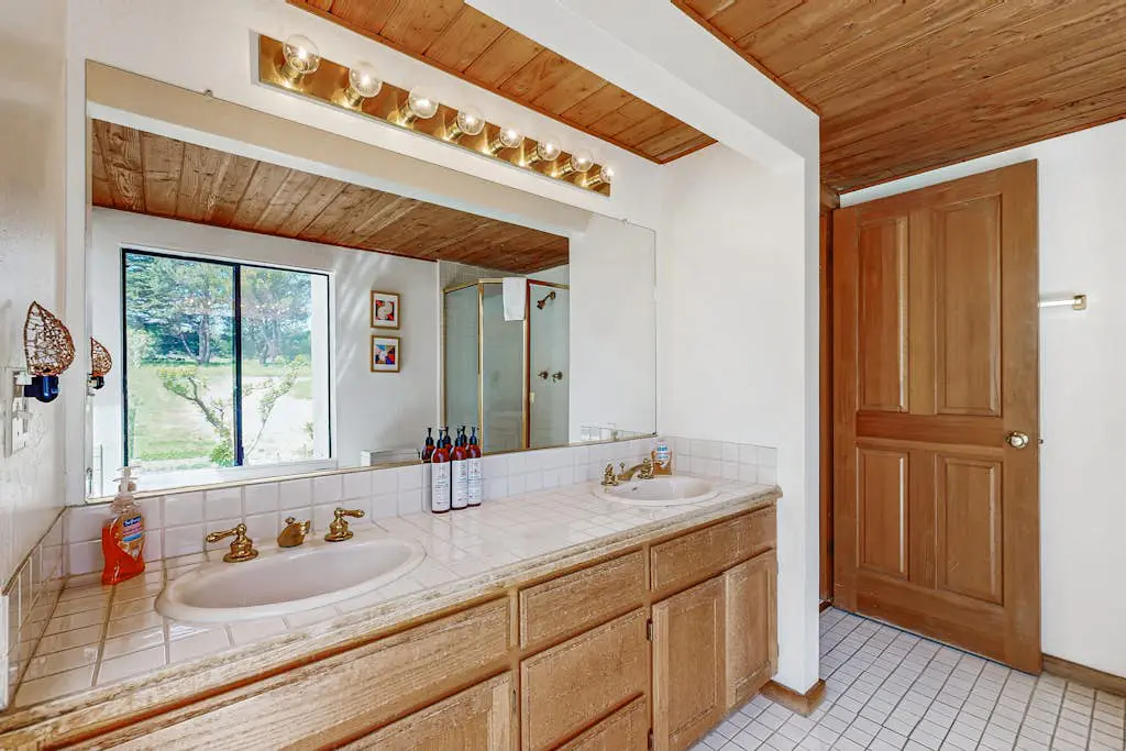 Meadow home with private hot tub on the golf course, dogs welcome