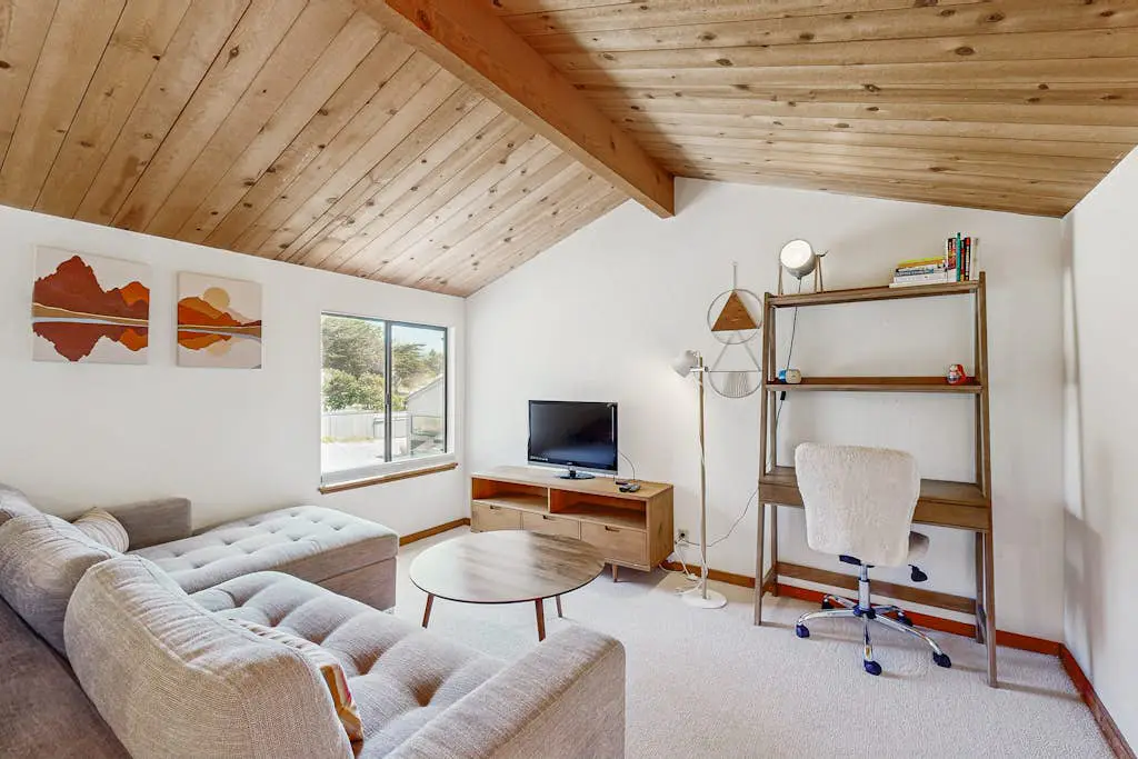 Meadow home with private hot tub on the golf course, dogs welcome