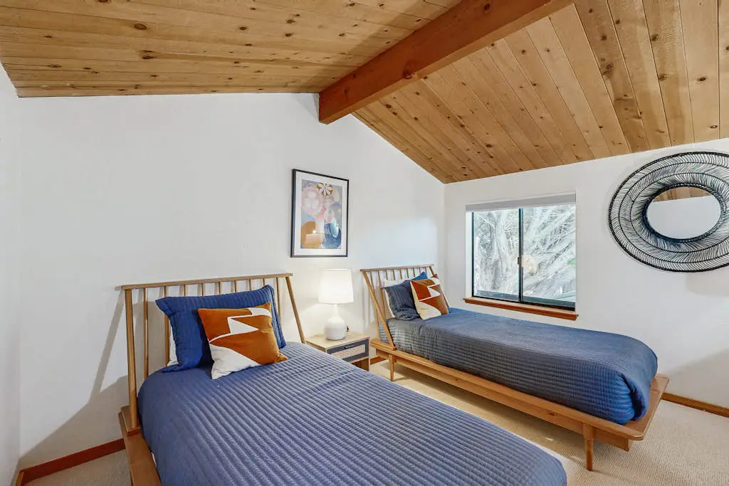 Meadow home with private hot tub on the golf course, dogs welcome