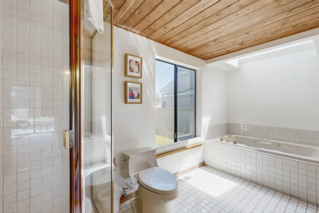 Meadow home with private hot tub on the golf course, dogs welcome