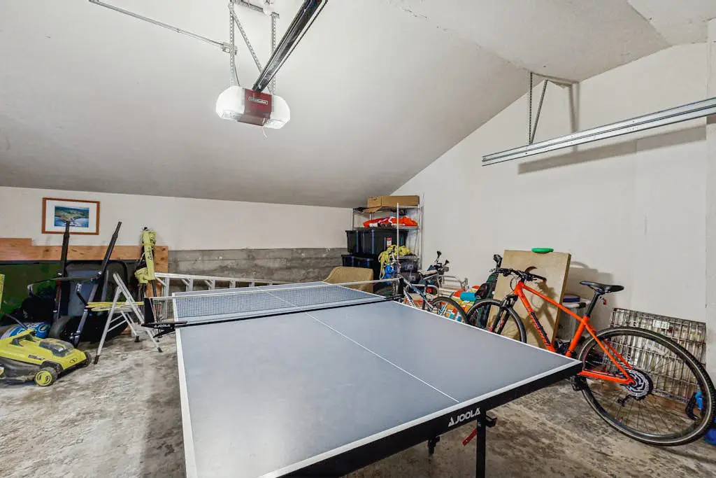 Meadow home with private hot tub on the golf course, dogs welcome