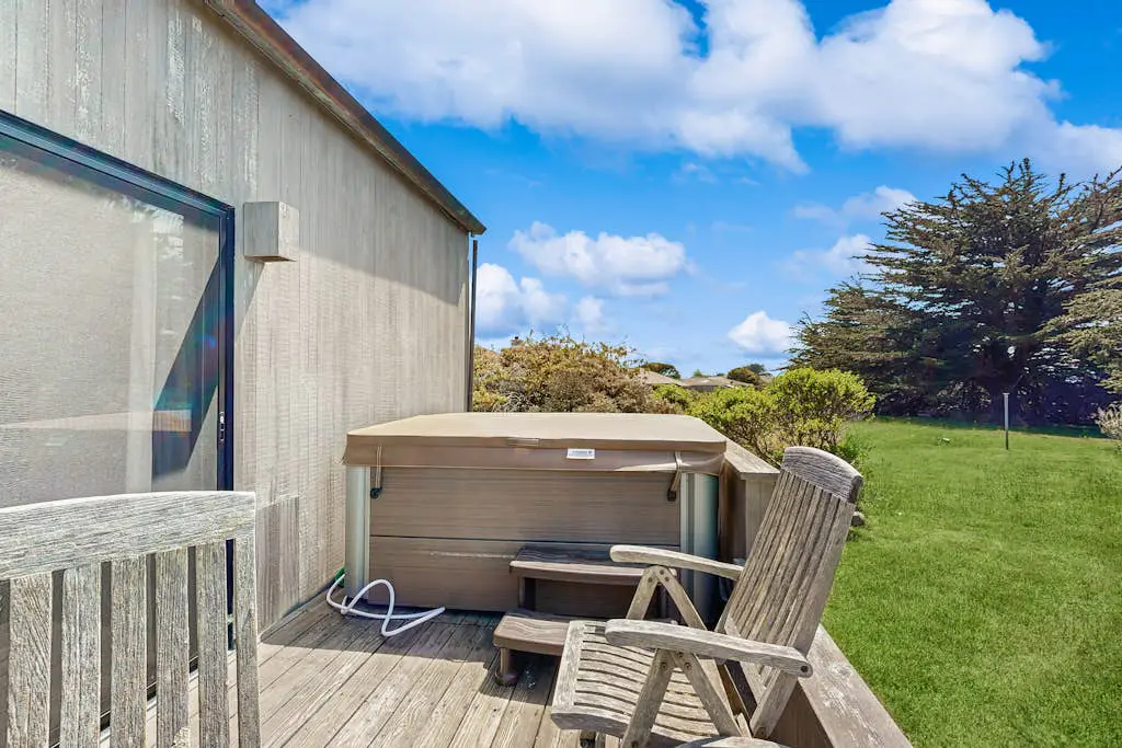 Meadow home with private hot tub on the golf course, dogs welcome