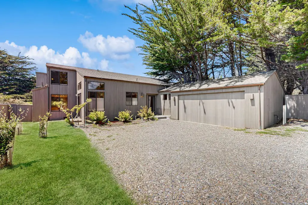 Meadow home with private hot tub on the golf course, dogs welcome