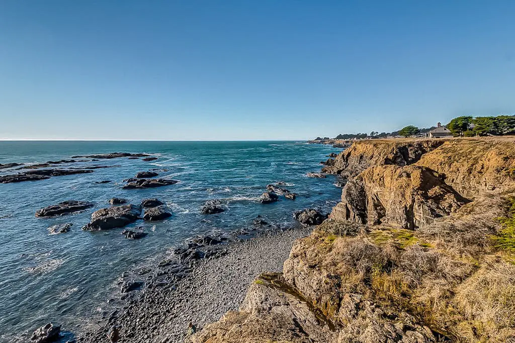 Meadow home with private hot tub on the golf course, dogs welcome