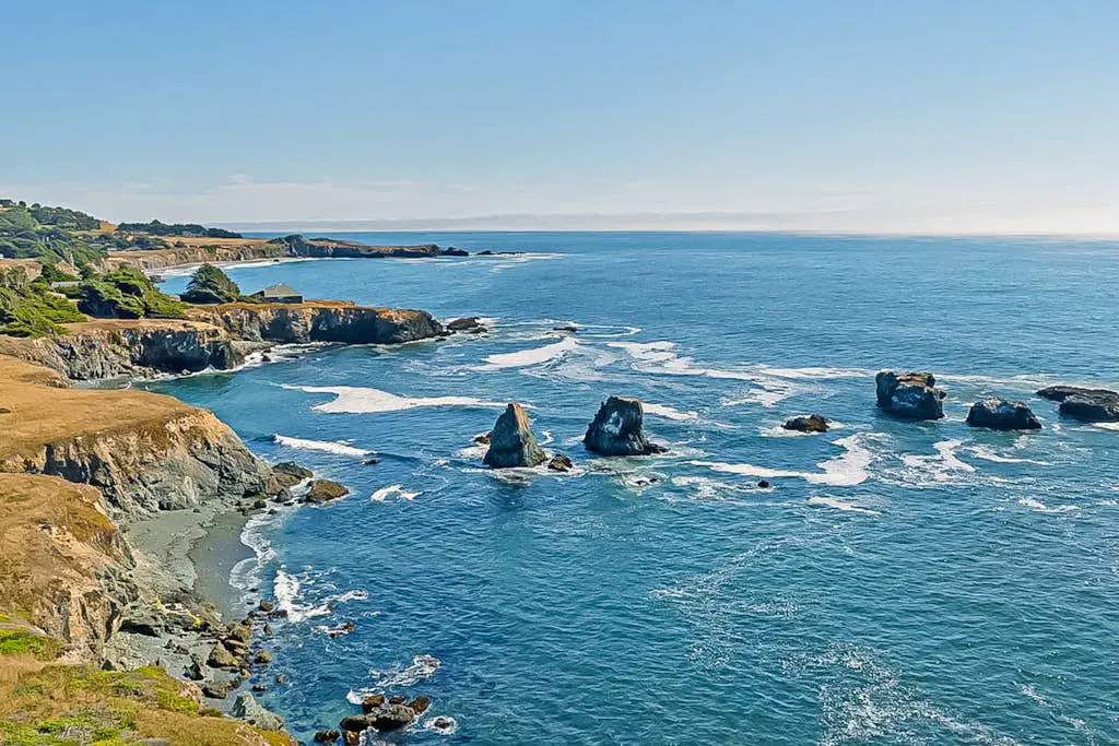 Meadow home with private hot tub on the golf course, dogs welcome