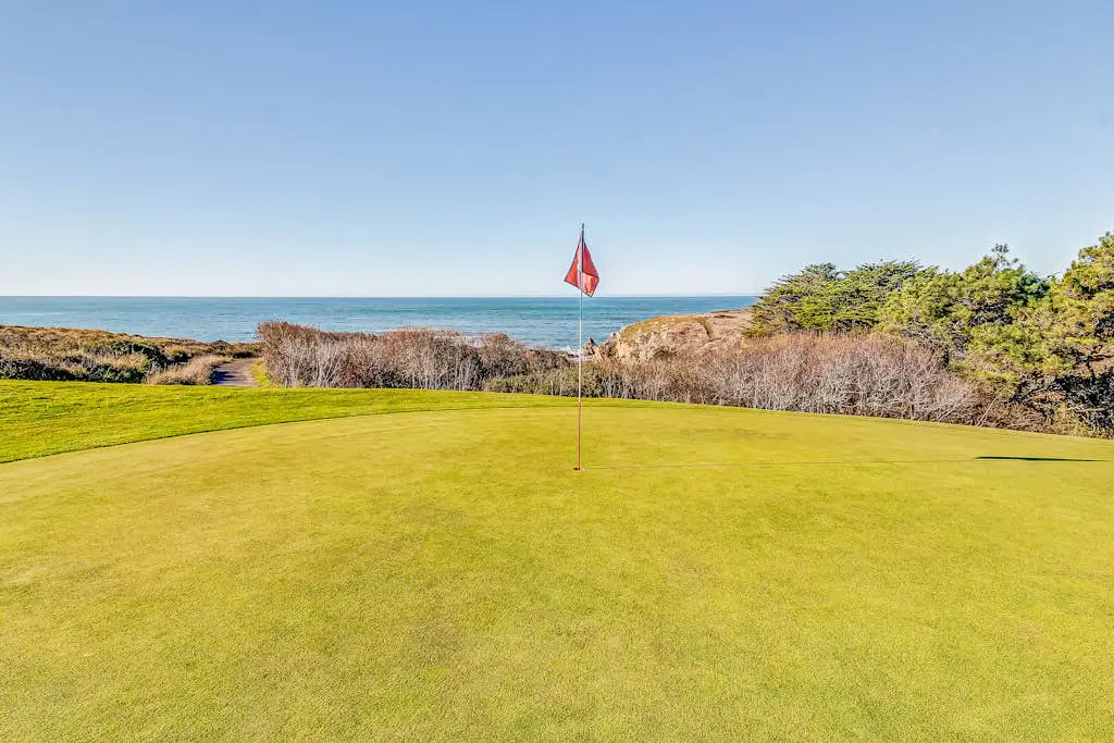 Meadow home with private hot tub on the golf course, dogs welcome