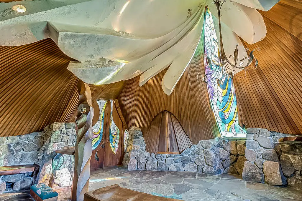 Meadow home with private hot tub on the golf course, dogs welcome