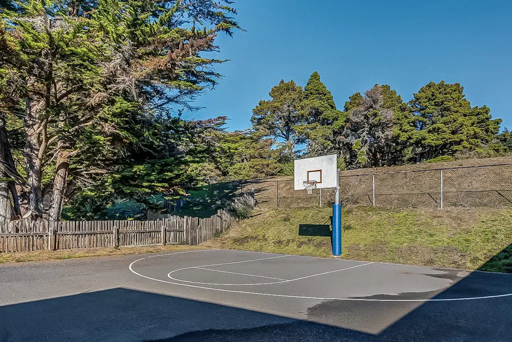 Meadow home with private hot tub on the golf course, dogs welcome