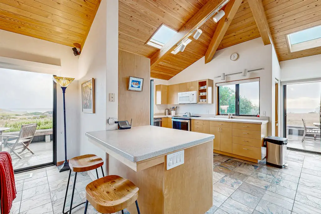 Blue Heron - Ocean-view home with private hot tub, EV charger & fireplace