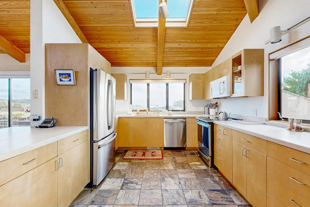 Blue Heron - Ocean-view home with private hot tub, EV charger & fireplace