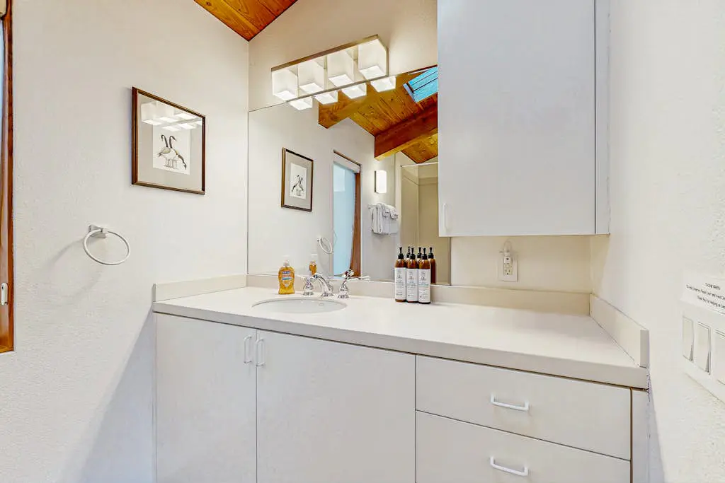 Blue Heron - Ocean-view home with private hot tub, EV charger & fireplace