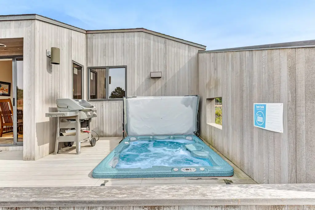 Blue Heron - Ocean-view home with private hot tub, EV charger & fireplace