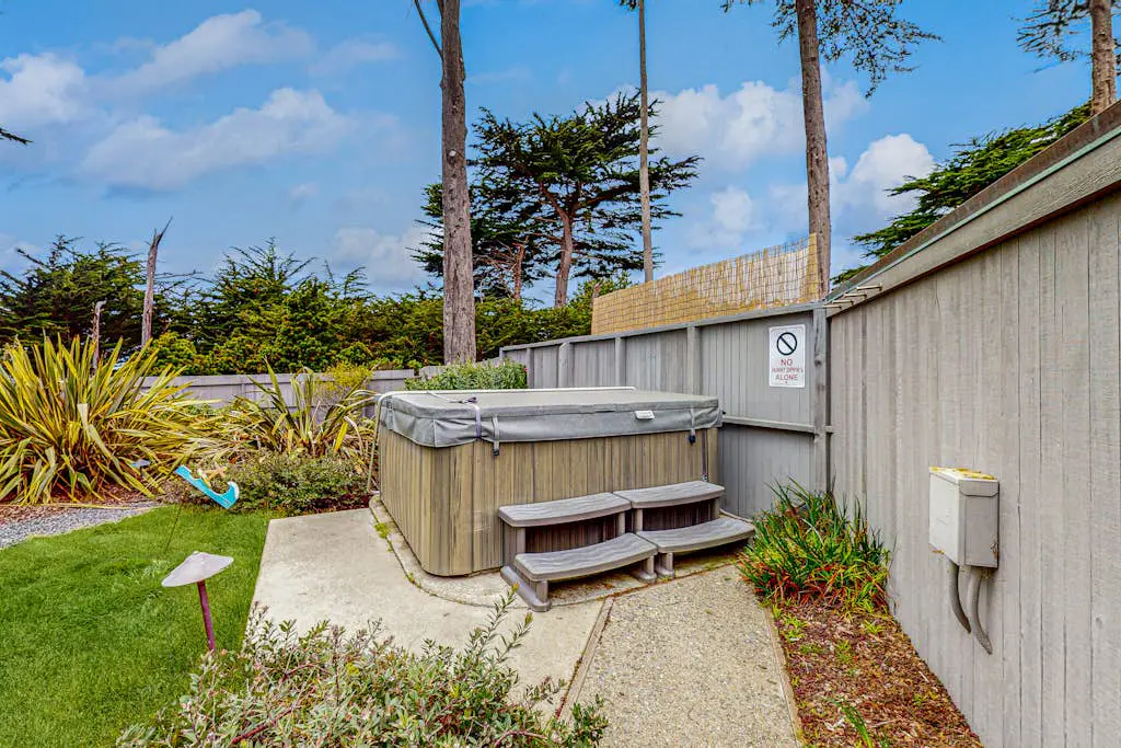 Brammer's Bluff - Oceanfront home with hot tub & garden near the bluffs, dogs welcome
