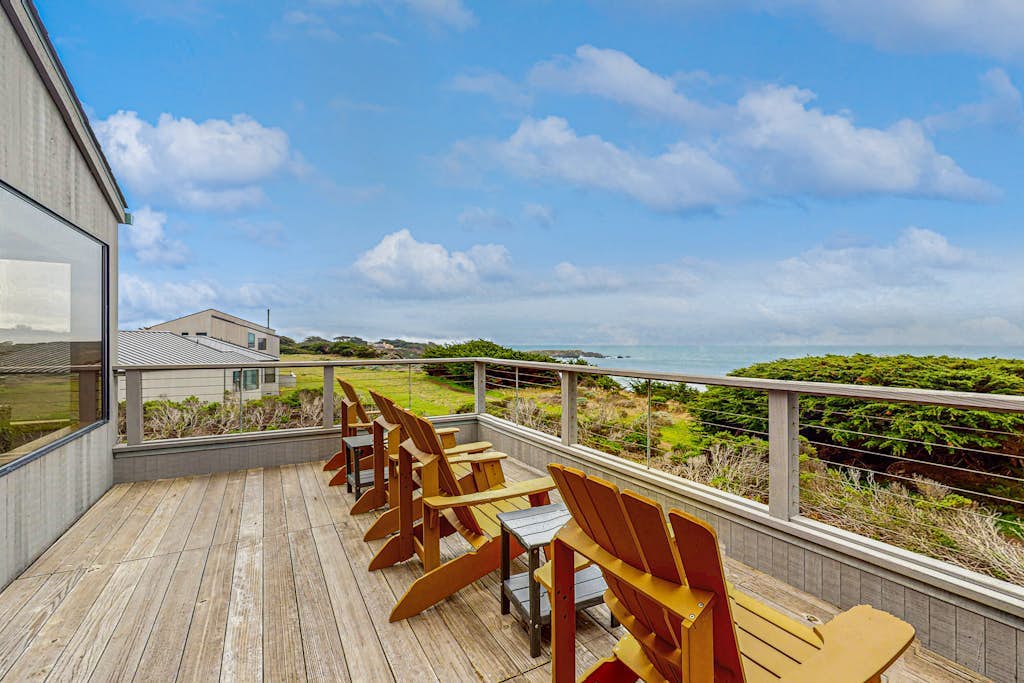 Brammer's Bluff - Oceanfront home with hot tub & garden near the bluffs, dogs welcome