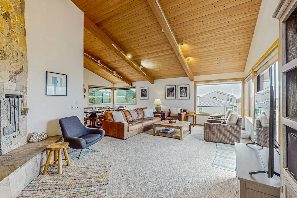 Brammer's Bluff - Oceanfront home with hot tub & garden near the bluffs, dogs welcome